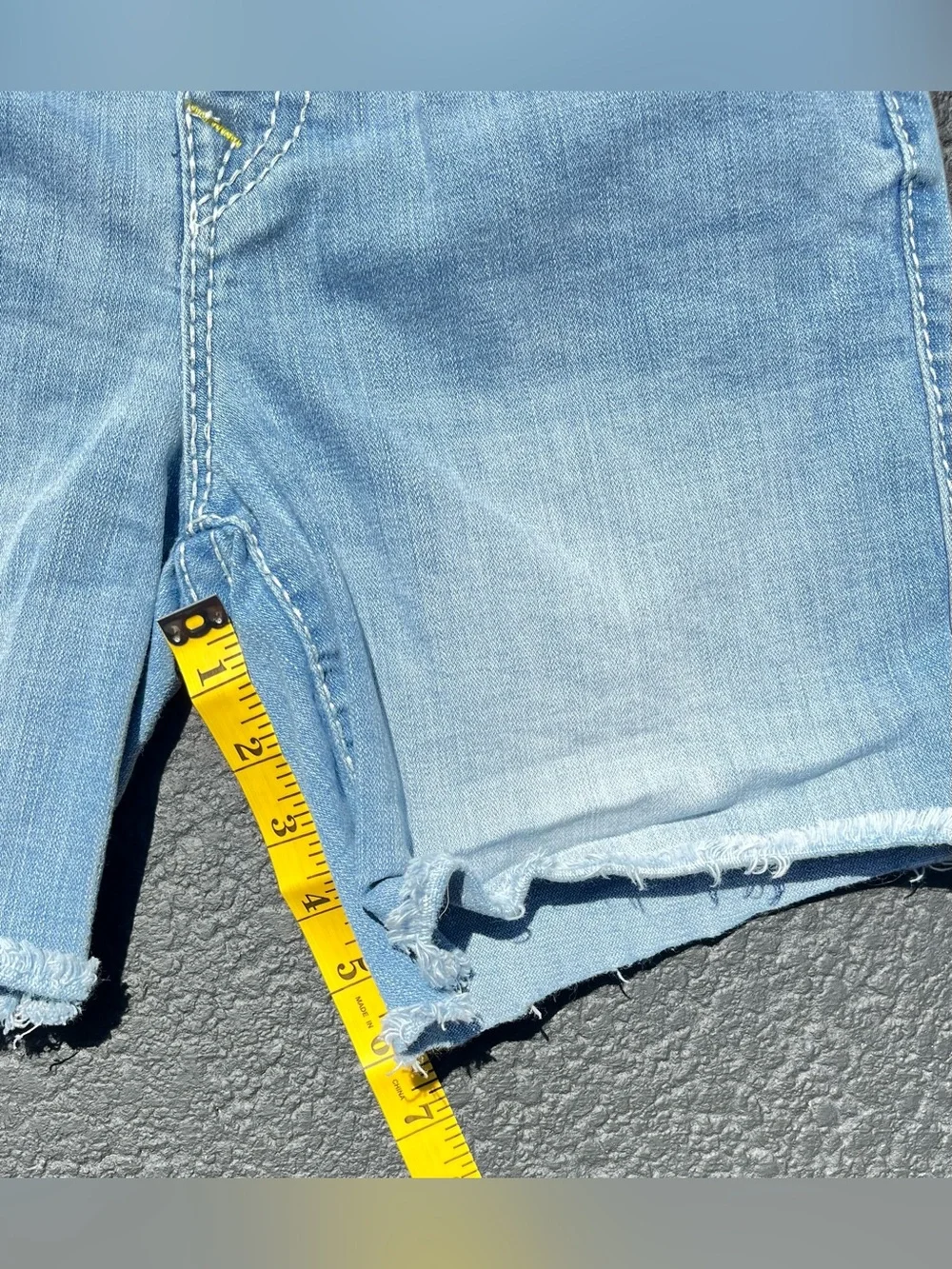 True Religion Light-Wash Denim Cutoff Shorts Frayed Raw-edge Hems Size 28
